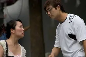 参加同学聚会，遇到前妻在擦地，我不断嘲笑挖苦，结账时却傻住了图片