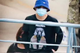 还是那个少年！王源头戴小蓝帽现身，青春有活力呀图片