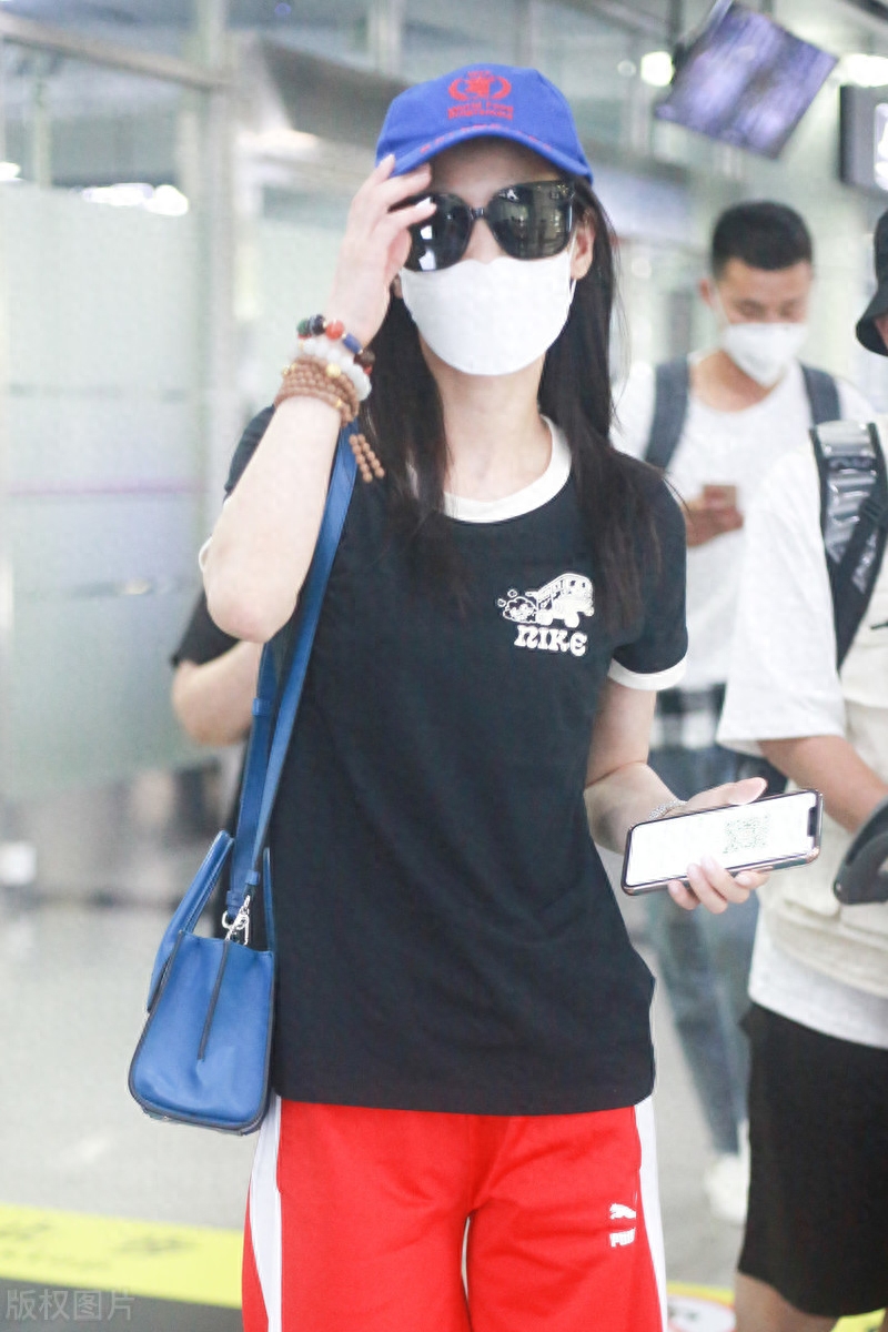 黄圣依现身机场,一袭黑色短袖搭配红色长裤,穿搭很醒目