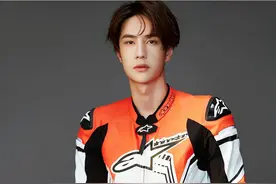 王一博赛车摔倒，圈内好友集体为他发声，摔车背后疑有阴谋图片