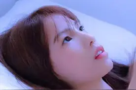 “咦，他的眼光好怪啊！”“姑娘，你察觉不到爱意吗？”图片