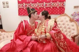 98年出生，比何超盈小8岁的东北小伙，凭什么成为赌王的天选之婿图片
