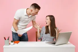 迟到50，忘记打卡100，老板一个月逼走了整个项目组的程序员图片