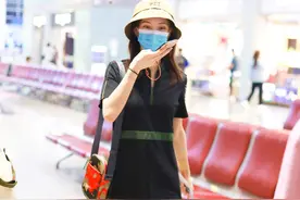独家街拍：金晨穿搭一件拉链的POLO裙，头顶一个渔夫帽文艺范十足图片