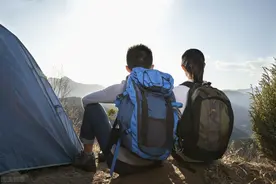 海边亲密互动，全程帮忙背包，男友的团建旅程让我们的感情告急图片