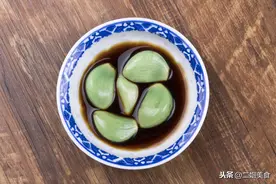 腌腊八蒜，多放盐还是多放糖？都不对！教您大厨的秘方，爽脆碧绿图片