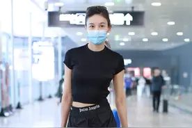 坚持健身的人就是不一样！张蓝心黑色紧身T恤+运动裤帅气又有型图片
