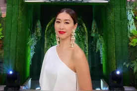 胡定欣不愧是视后，一袭白色单边露肩套装，油头配珍珠耳环气场强图片