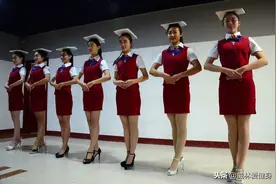 脖子前探真的很难看，影响了气质了颈椎的健康，那么如何纠正呢图片