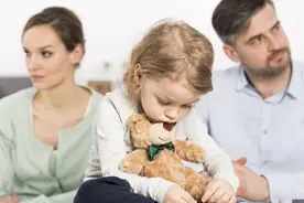 家长不开心，就拿孩子来发泄情绪图片