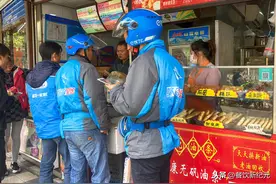 骑手困在保费里：3元保险，平台一年赚走20亿，网友：太不要脸图片