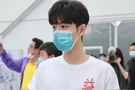 肖战公益文化衫穿搭，让你轻松get“最佳男友穿搭模板”图片