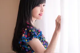被52岁周慧敏惊艳了，穿碎花裙依旧似少女，好气质不惧岁月图片