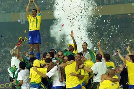 02年巴西世界杯冠军队成员现状：卡卡，大小罗都在干嘛？图片