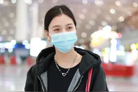 街拍：宋妍霏穿黑色卫衣配骑行裤搭运动鞋，尽显摩登时尚图片