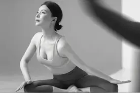 你来人间一趟要练练瑜伽，站在垫子上，像山一样稳定像水一样柔软图片