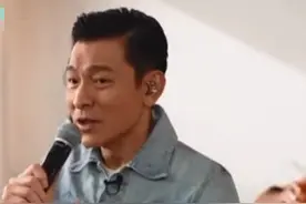 59岁刘德华开生日会，连唱11首歌不带喘气，实力太强挑不出错图片