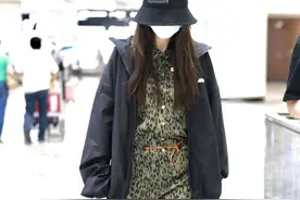 Angelababy杨颖豹纹连身短裤+黑色防风衣+小白鞋+渔夫帽时髦Chic图片