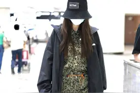 Angelababy杨颖豹纹连身短裤+黑色防风衣+小白鞋+渔夫帽时髦Chic图片