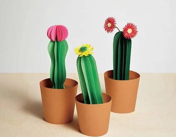 下图的手工盆栽,出来仿真绿植外,花盆也是不要的奶粉罐,罐头罐做的哦