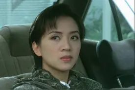 2003年梅艳芳因宫颈癌去世，葬礼上，80岁的母亲却开心的像个孩子图片