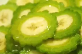 清热解暑菜-苦瓜香蕉，苦瓜里加一根香蕉，清爽开胃，苦尽甘来图片