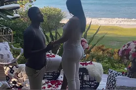 30岁乔治求婚成功，单膝跪地后紧抱未婚妻，现场撒满玫瑰太浪漫图片