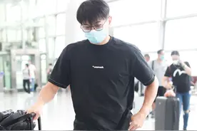 吴奇隆现身机场，黑色短袖搭配牛仔裤，简单帅气图片
