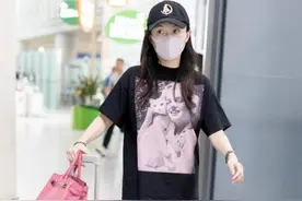 霍思燕这种脸型太"占便宜"，黑色T恤宽松随意，怎么穿都很年轻图片