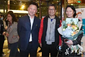 早安武汉 | 白岩松昨夜抵汉，为120岁“老友”送上祝福图片