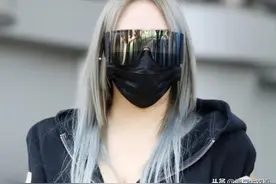 歌手CL穿oversized丝绒大衣气场足，超大墨镜非常炫酷图片