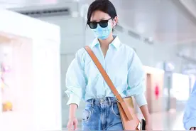 章若楠现身机场，蓝色衬衫搭配牛仔裤，小白鞋休闲随性图片
