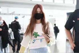 街拍：徐艺洋穿印花卫衣配蓝色短裙搭休闲鞋，尽显青春靓丽图片