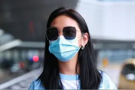 章若楠一袭蓝色清纯动人，搭配热裤大秀美腿，深受欢迎在签名图片