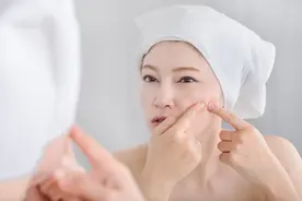 女性为什么常会在月经前长痘？图片