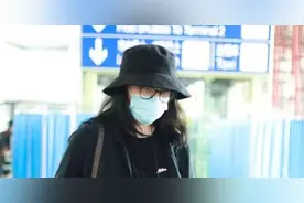 45岁梅婷真有气质！一身黑色西装配9分阔腿裤，舒适又耐看图片