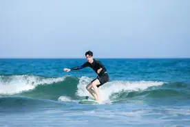 乘风破浪的哥哥！王一博海边冲浪身姿矫健图片