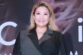 郑欣宜胖到200斤，穿深色拼色西装显瘦还时髦，胖女人都值得学图片