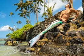 国外男子自制鱼尾扮美人鱼，造型惊艳水中畅游图片