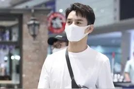 王凯昂首挺胸走路笔直身板硬，穿搭简约单手插口袋帅气十足图片