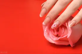 手指上的白色月牙到底是什么？图片