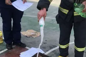 小苏打、白醋、洗洁精等自制灭火器靠谱吗？消防员这个实验效果惊人图片