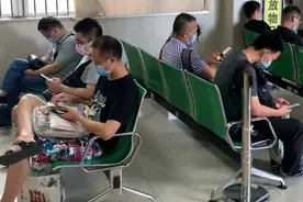 孕妇挺着大肚子排队产检，丈夫却坐着，组图让你看清嫁的是人是鬼图片