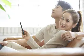 大学女儿面临同居困惑，聪明妈妈怎么办？图片