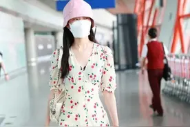 宋轶气质好清新！穿碎花短裙搭配粉色渔夫帽，微露“胸衣”超时尚图片