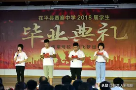 中考即将结束，毕业典礼上，学生感恩老师，家长，感动学生已长大图片