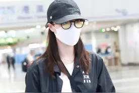 钟楚曦黑白搭配现身机场，带着眼镜素颜像极了邻家少女的样子图片