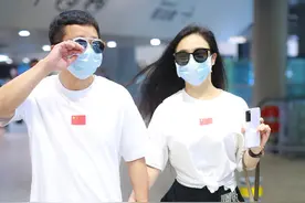 满满的狗粮味道！拳王邹市明带着老婆冉莹颖，情侣装还双手紧扣图片
