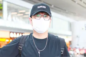 沈腾面带口罩也遮不住发福的脸，大金链子脖子带是最亮的仔图片