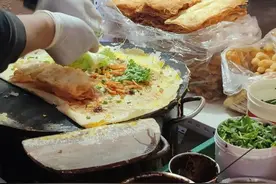 正宗山东杂粮煎饼！经十路“夜间限定”小吃？吃上靠运气图片